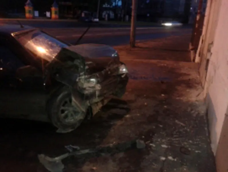 В Рыбинске легковушка врезалась в ворота пожарной части