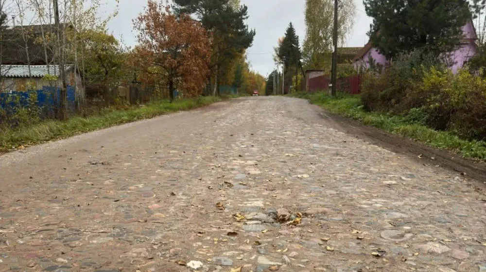 Под Рыбинском старинную булыжную дорогу заменят на асфальт