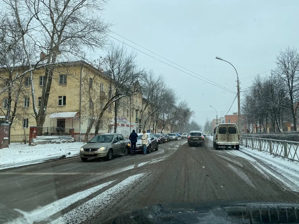 «Город в снежной каше»: в Ярославль пришел день жестянщика