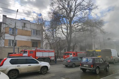 В Ярославле горит расселенный дом на проспекте Октября