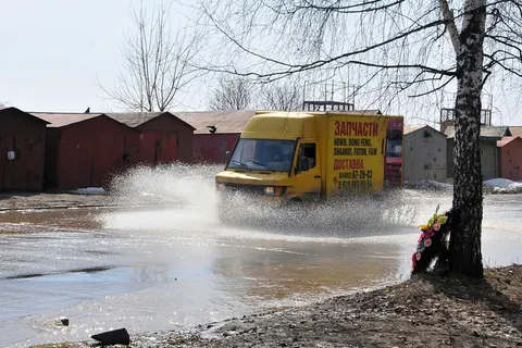 Талые воды заливают Резинотехнику Ярославля. Фоторепортаж