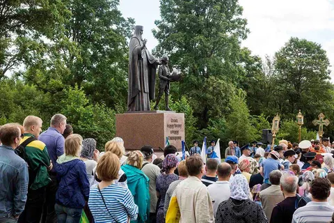 Адмиралу Ушакову открыли памятник на месте его крещения