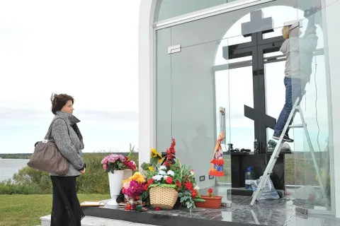 Родители хоккеиста Ивана Ткаченко почтили память сына в Туношне Ярославской области. Фото