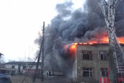 На улице Пожарского в Ярославле загорелся расселенный дом