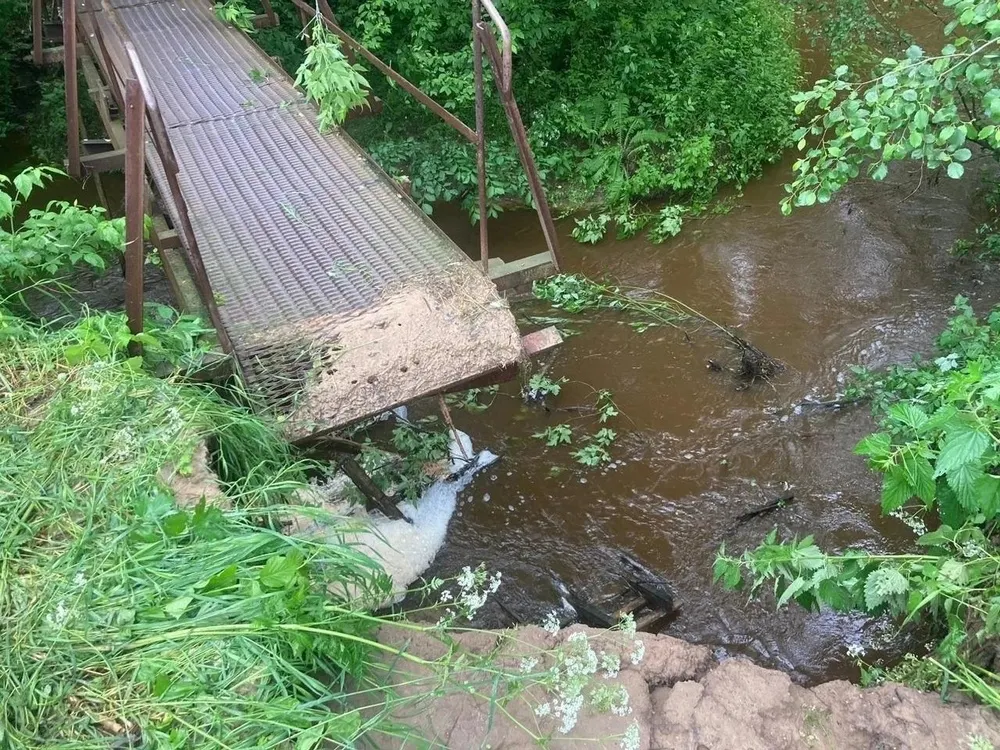 В ярославском посёлке подмыло берег у пешеходного моста