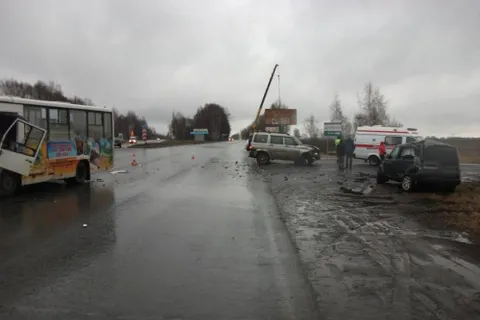 В Ярославле столкнулись пассажирский автобус и две машины