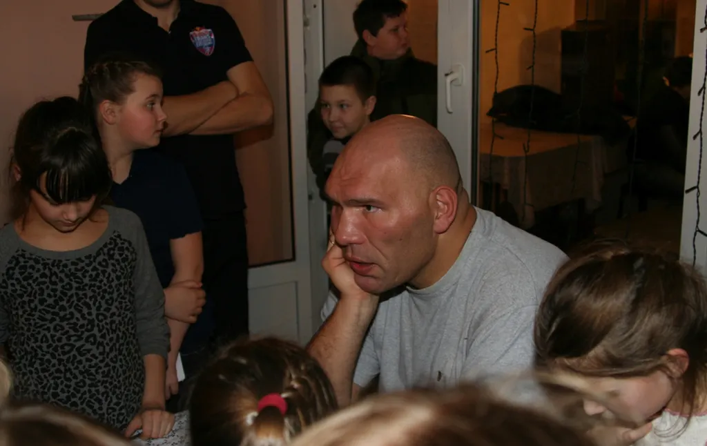 Боксер-депутат Николай Валуев побывал в ярославской глубинке