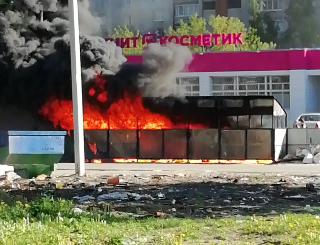 Красиво горели: в Ярославле уничтожена контейнерная площадка «Хартии»
