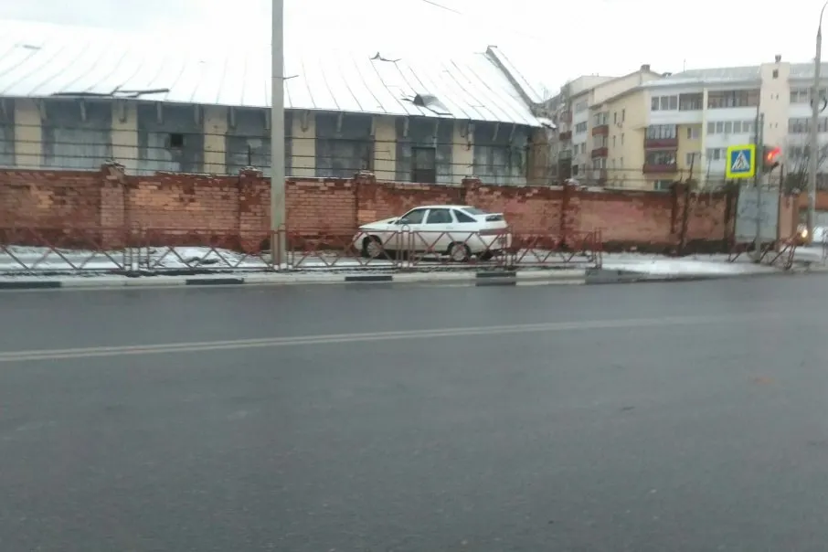 Новогодняя парковка: в центре Ярославля Лада врезалась в забор