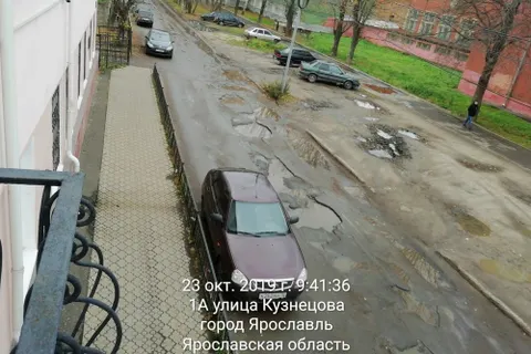 В Ярославле вуз купил гравий, а студенты и педагоги засыпали ямы   