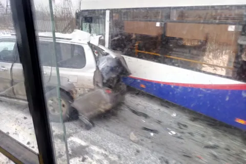 В Ярославле столкнулись пассажирский автобус и легковушка: четверо пострадавших
