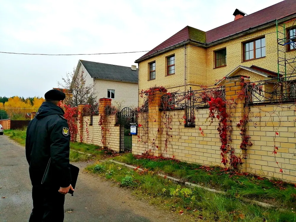 Ярославские приставы арестовали у пенсионерки двухэтажный особняк