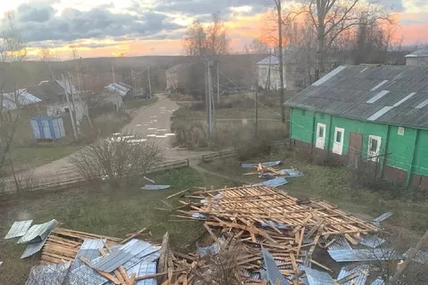 В Ярославской области ураганный ветер сорвал крышу многоквартирного дома