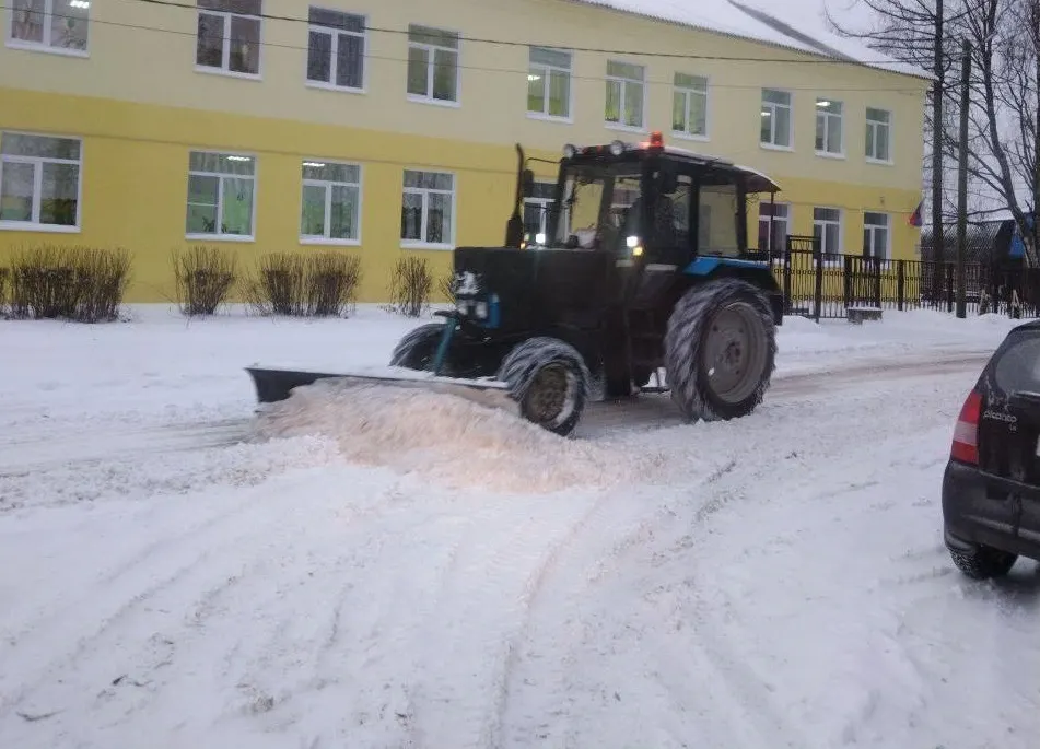 В Тутаевском районе устраняют последствия снегопада