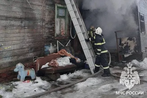 В Ростове Великом из горящего дома эвакуировали 13 детей