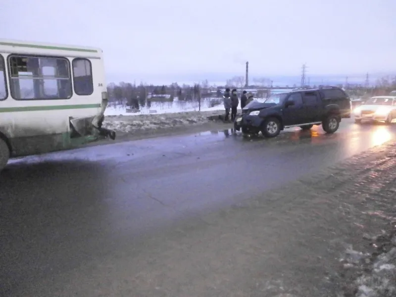 На дамбе в Рыбинске столкнулись иномарка и автобус