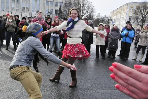 В Ярославле на Советской площади станцевали буги-вуги. Фоторепортаж