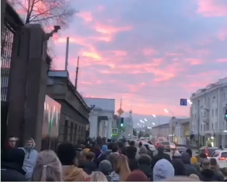 Колонна протестующих покидает место митинга в Ярославле