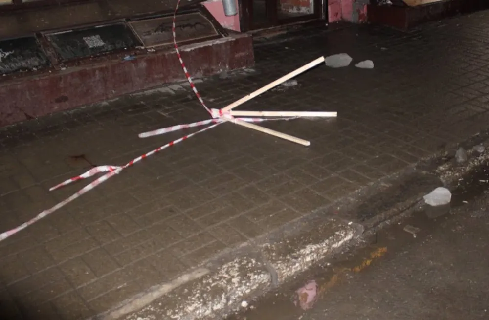 На 19-летнего ярославца в центре города рухнула глыба льда