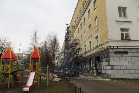 Обрушение строительных лесов в Ярославле: фоторепортаж