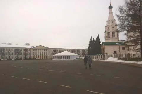 Машины на Советской площади в центре Ярославля остались 