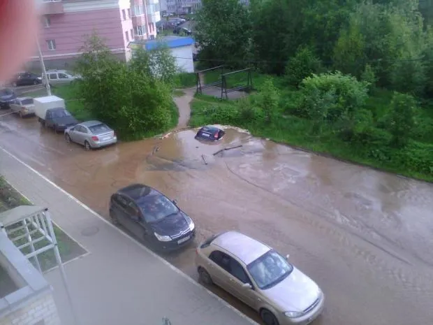 В Ярославле автомобиль «ушел» под землю