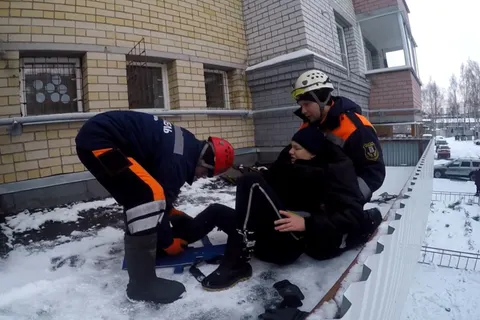 В Ярославле ребёнок выпал с третьего этажа, пытаясь достать мяч: фото