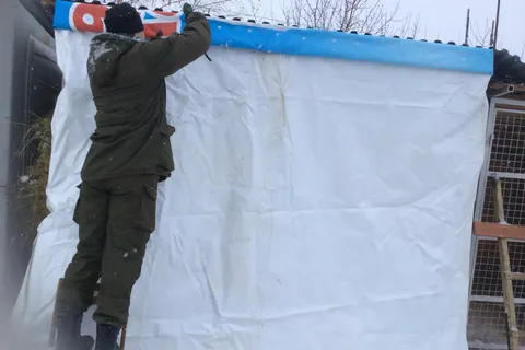 Ярославские волонтеры утеплили вольеры в МУП «САХ»