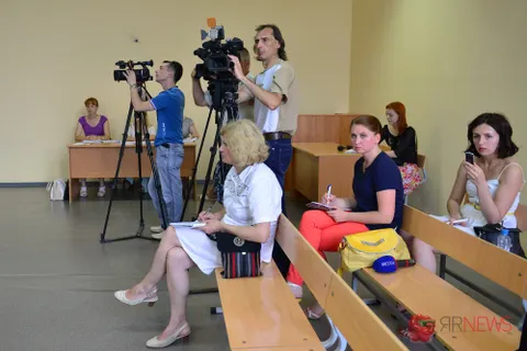 Суд по заявлению мэра Ярославля отложен по ходатайству его стороны. С фото
