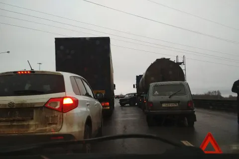  Пробка на Юбилейном мосту: бензовоз подмял Ниву
