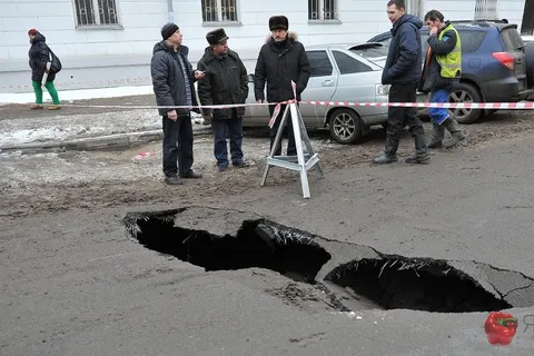 На улице Советской в Ярославле провалился асфальт. С фото
