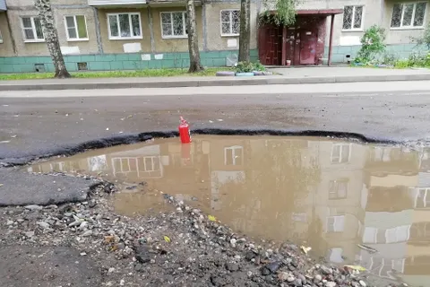 В Ярославле ямы на дорогах измеряют «огнетушителем Сашей»