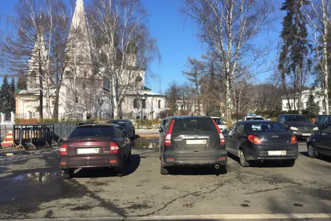 В Ярославле под окнами губернатора устроили парковку