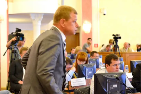 Заместители мэра Ярославля пришли на заседание муниципалитета в красивых костюмах и красивых галстуках. Фото