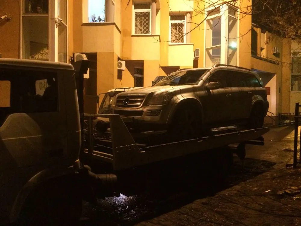 В Ярославле должник прокатил пристава на капоте своего Мерседеса: фото