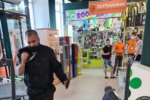 В ярославском гипермаркете покупатель выстрелил охраннику в лицо