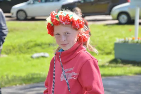 В Вятском плели венки и пускали их по воде