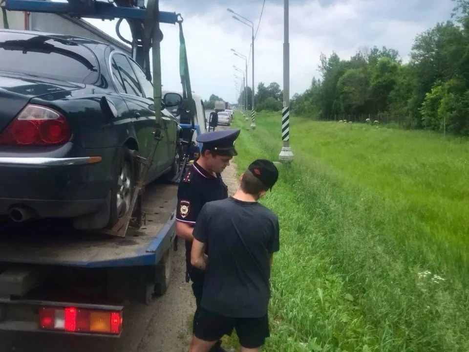Приставы изъяли у ярославца спрятанный «Ягуар»