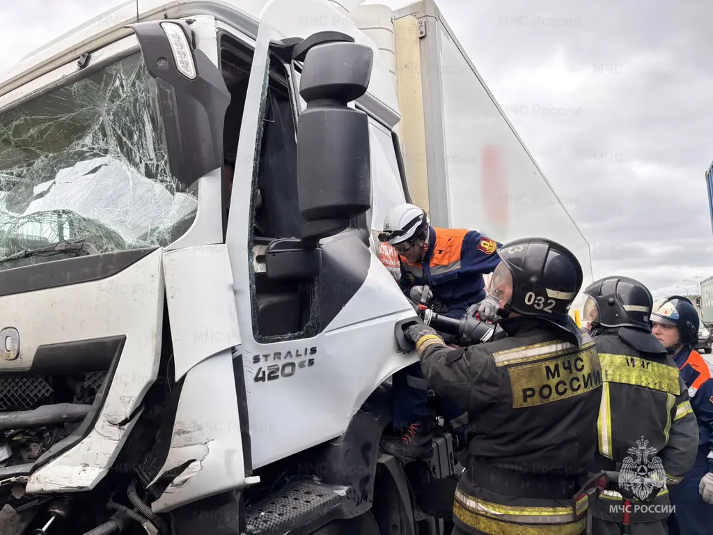 В ДТП под Ярославлем пострадал водитель грузовика