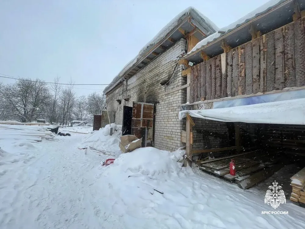Под Ярославлем из-за аварии на электросети горело частное строение