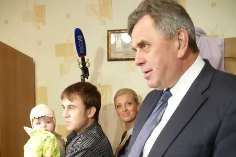 Губернатор Ярославской области привез огромный торт детям Украины