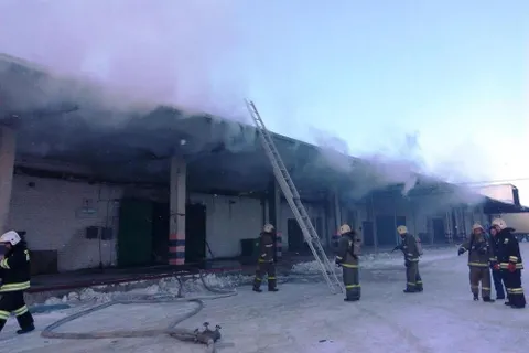 В Ростове сгорел склад туалетной бумаги - видео
