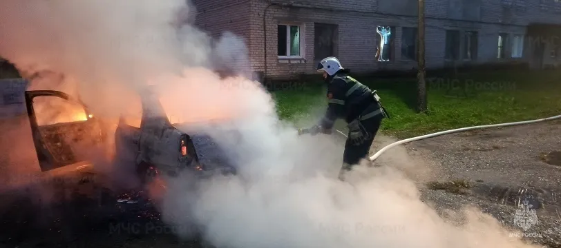 В ярославской деревне сгорел легковой автомобиль