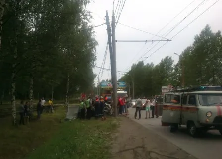 В Ярославле иномарка въехала в столб