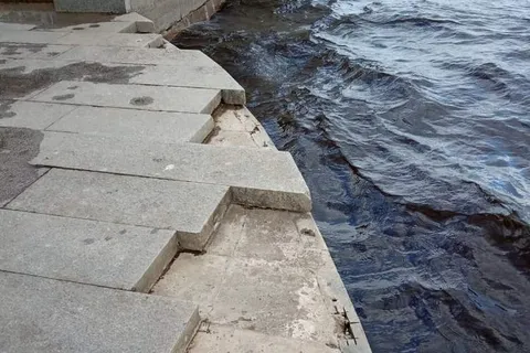 В Ярославле водолазы подняли со дна гранитную плитку Волжской Набережной