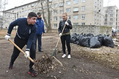 Более ста студентов вышли на субботник во Фрунзенском районе Ярославля
