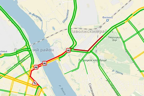 На Октябрьском мосту в Ярославле многокилометровые пробки
