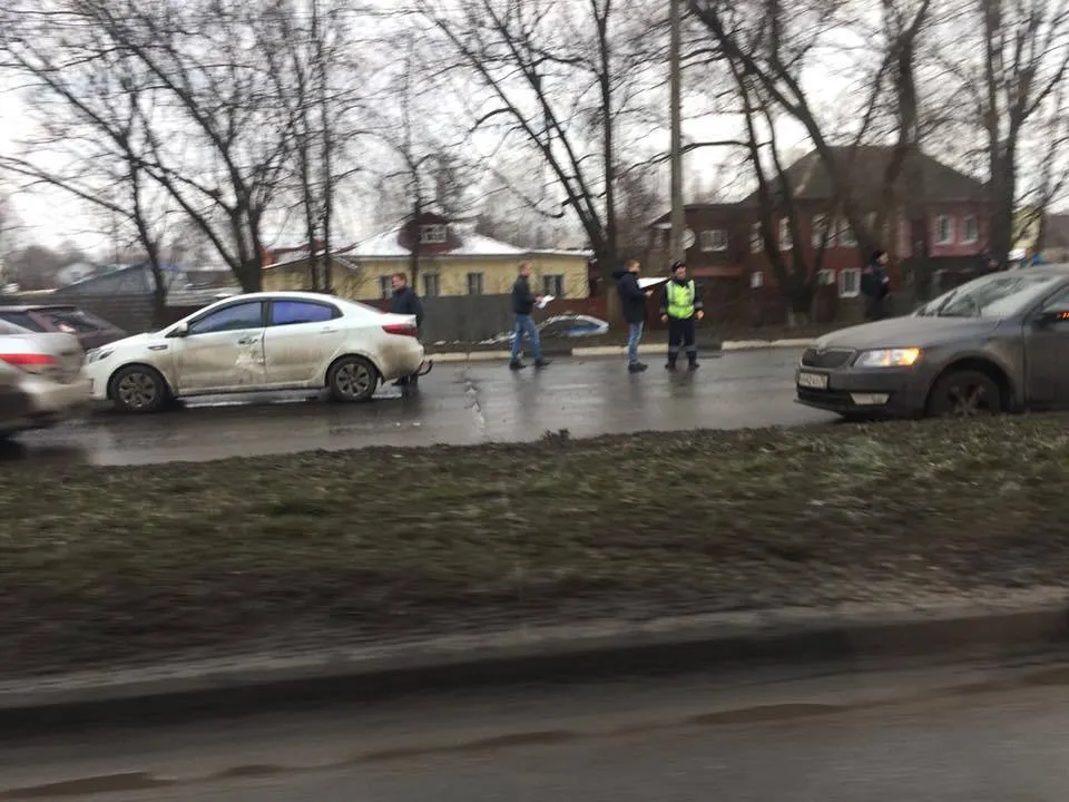  Заволжский район встал в серьезную пробку из-за тройного ДТП