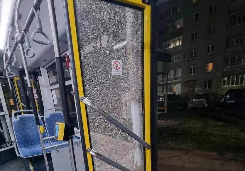 В Ярославле при обстреле рейсового автобуса ранен прохожий