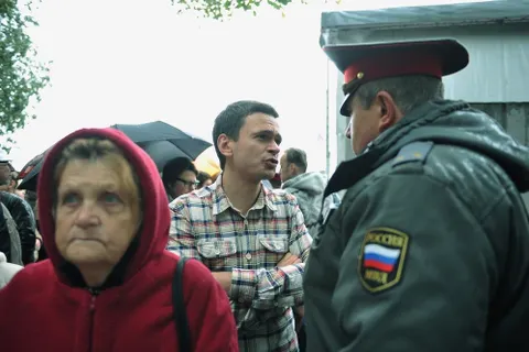 В Бориса Немцова на митинге в Ярославле запустили сырым яйцом. С фото
